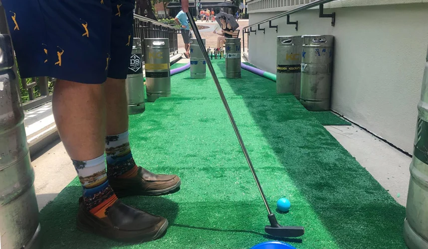 https://www.orlandodatenightguide.com/wp-content/uploads/2019/07/thornton-park-putt-n-pour-mini-golf-pub-crawl.jpg.webp