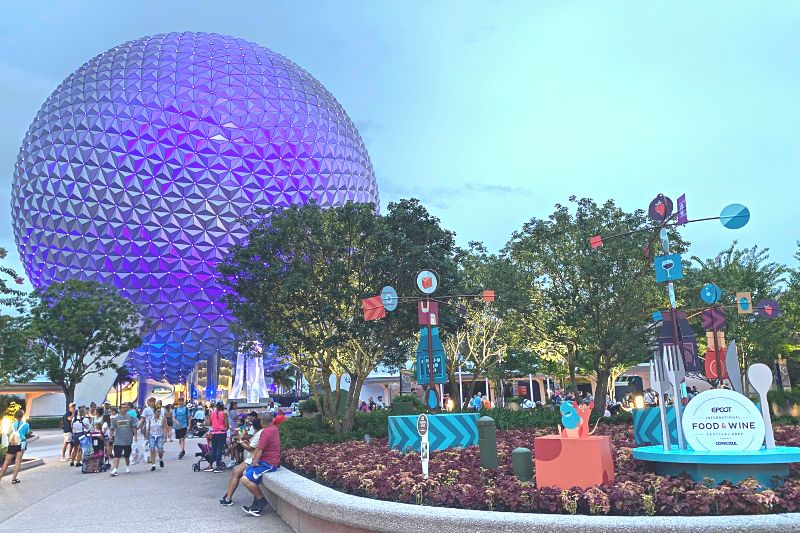 Entrée du festival Epcot Food and Wine 2022 la nuit - Dani Meyering