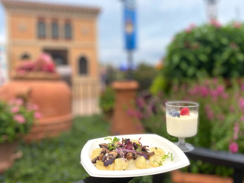 une petite assiette de Gnocchi di Patate et une petite portion de Panna Cotta au stand italien 2022 Epcot Food and Wine Festival - Dani Meyering