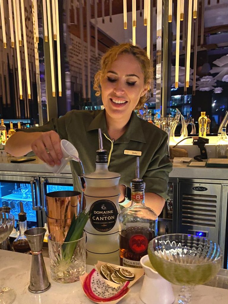 un barman verse des spiritueux dans un shaker lors d'une expérience de mixologie au Haven Lounge